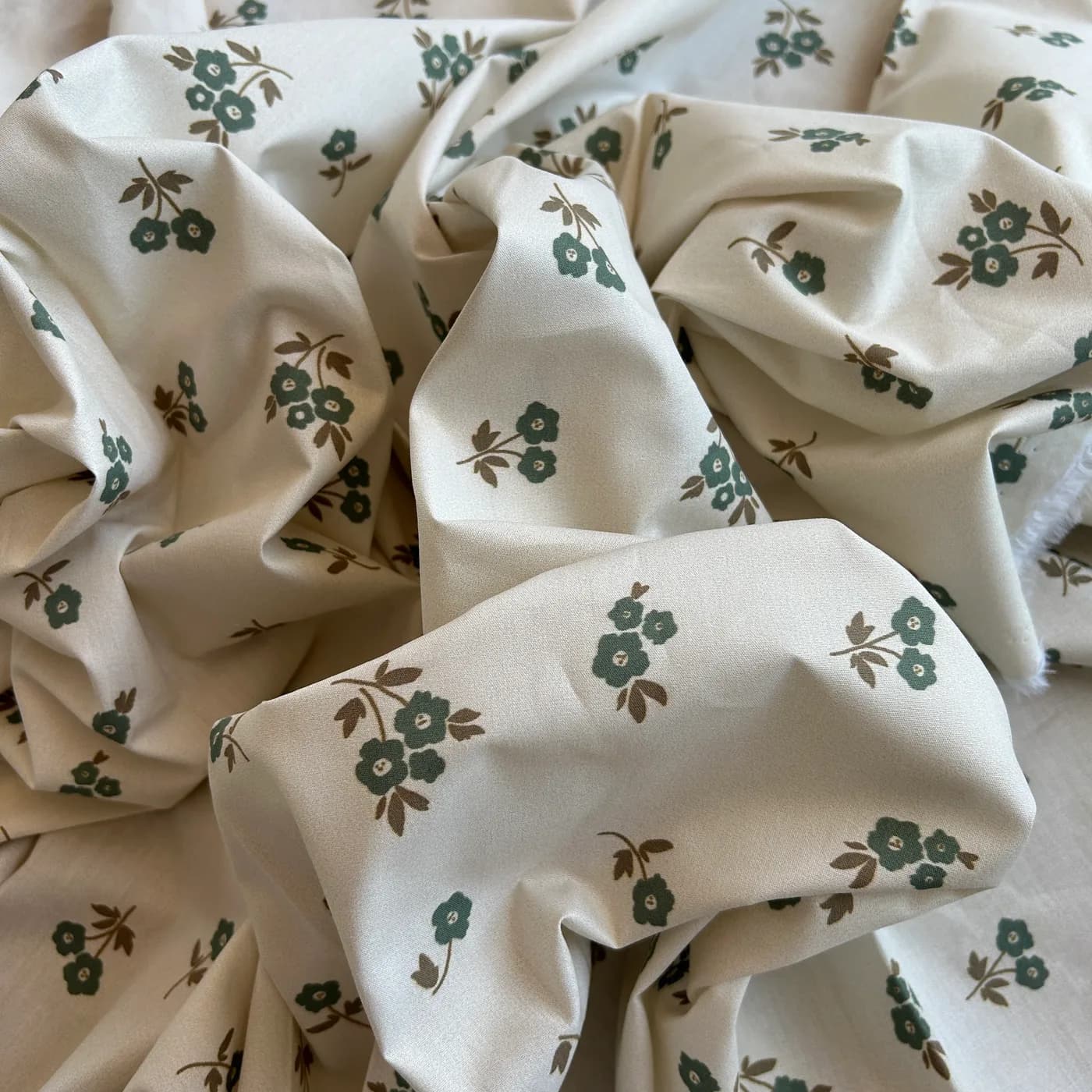 Çıtır Çiçek Desenli Pamuk Poplin Kumaş / DRY 135 · Toptan (min. 50 metre)