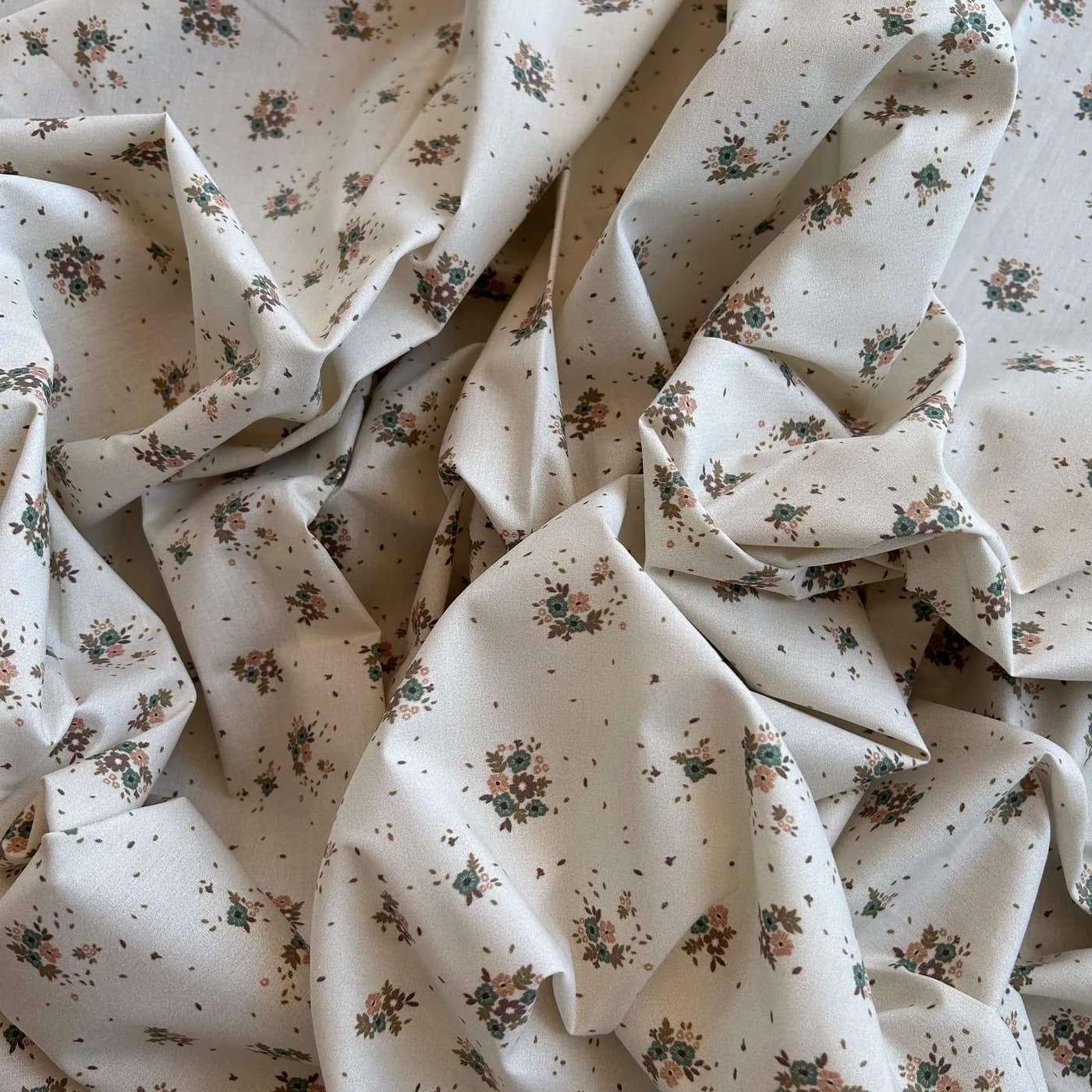 Çıtır Çiçek Desenli Pamuk Poplin Kumaş / DRY 136 · Toptan (min. 50 metre)