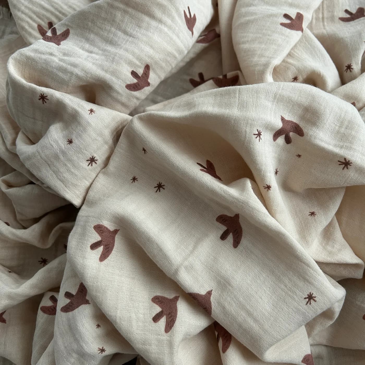 krem-zemin-kus-desenli-cift-kat-pamuk-muslin-kumas-dry216-1