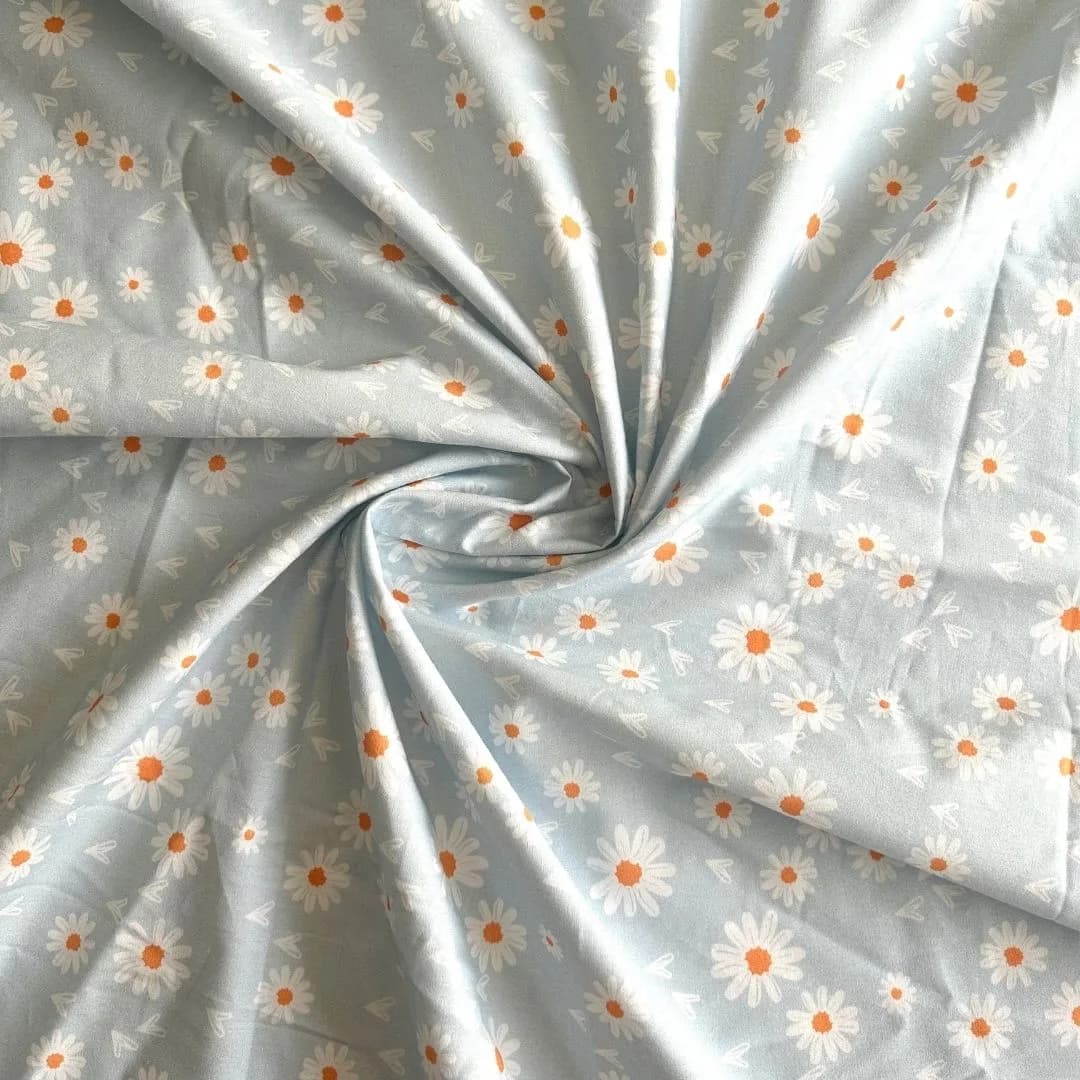 Mavi Zemin Papatya Desenli Pamuk Poplin Kumaş / DRY - 32 · Toptan (min. 50 metre)