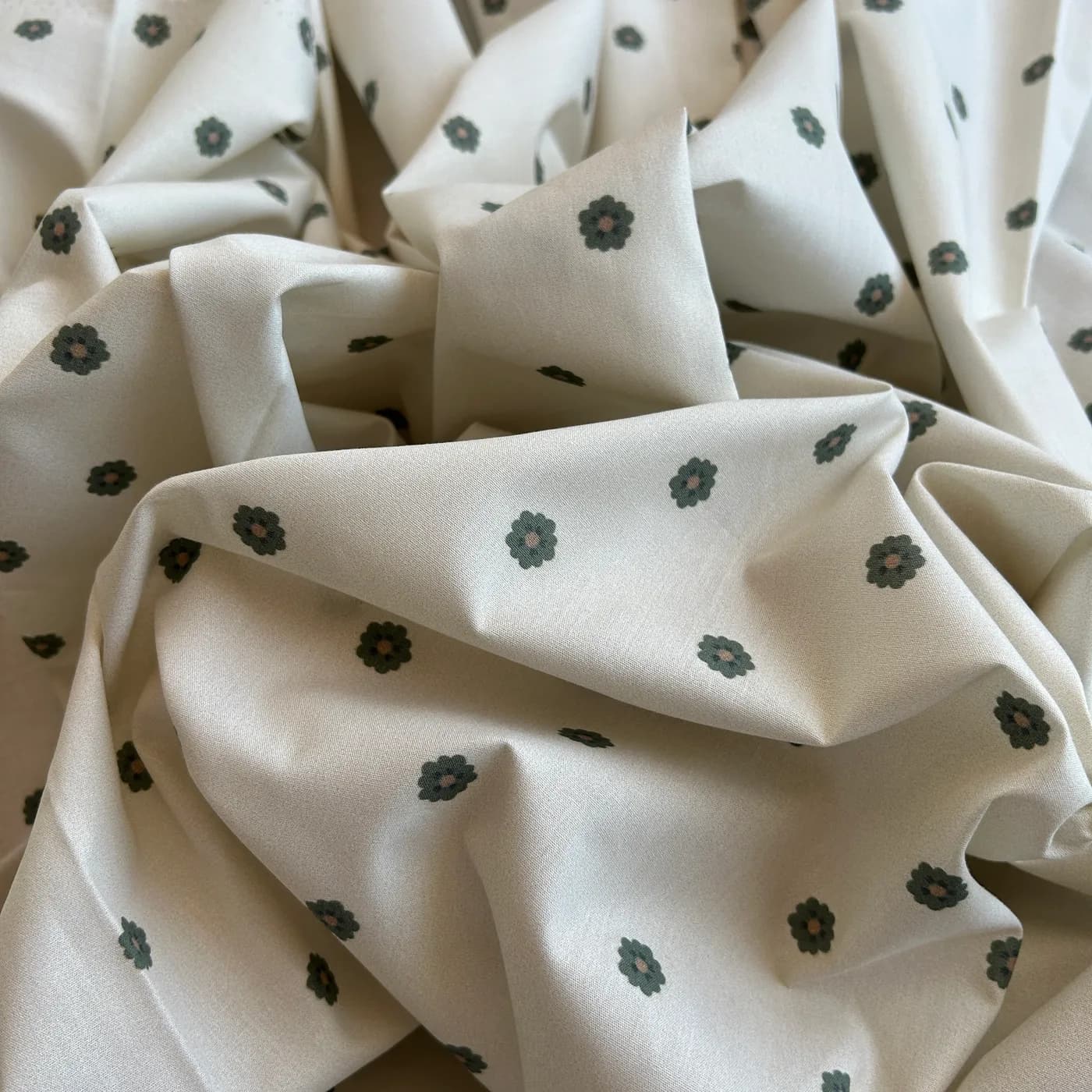 Çıtır Çiçek Desenli Pamuk Poplin Kumaş / DRY 140 · Toptan (min. 50 metre)